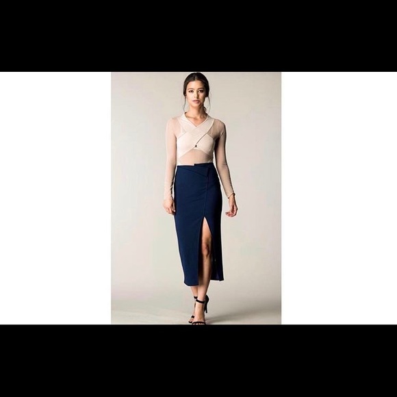 Jewelry, dresses and blouses - Picture 7 of 8